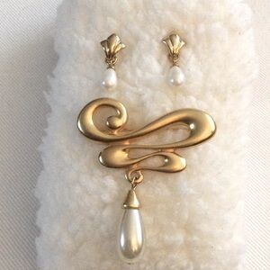 3/$10 | Faux Gold and Pearl Brooch and Earring Set